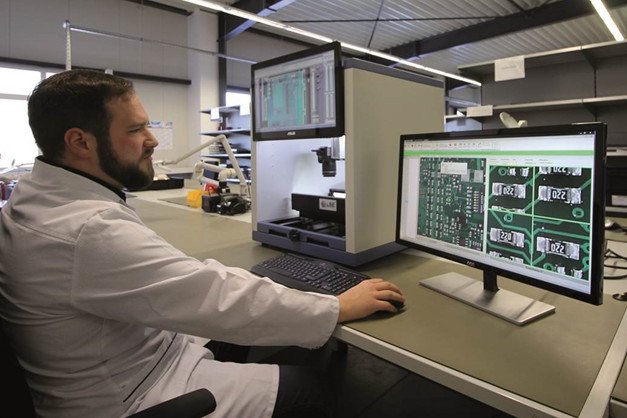 Prüfplatz mit EFA Picture Touch Gerät bei Fercad Elektronik