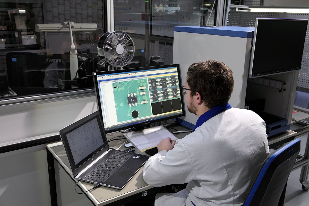 Daniel Gemmer bei der Erstmusterprüfung mit EFA Inspection