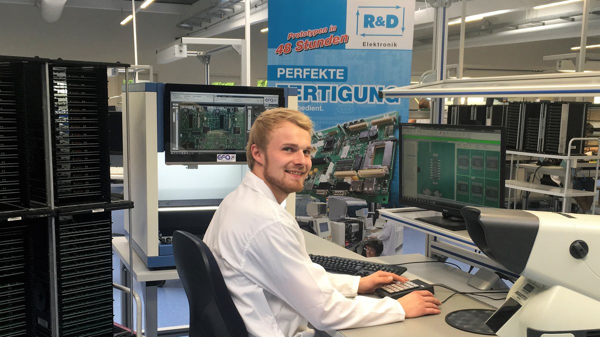 Mitarbeiter von R&D Elektronik am Prüfplatz mit EFA SmartSuite