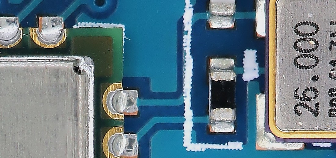 Ausschnitt der Gesamtaufnahme bei 4100 dpi: Anschlüsse eines Moduls und Quarz 26.000